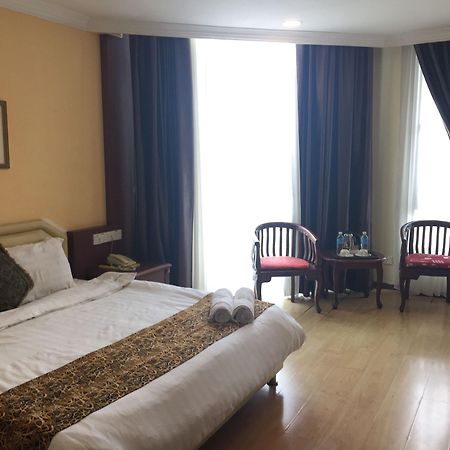 Regal Court Hotel Кучинг Экстерьер фото