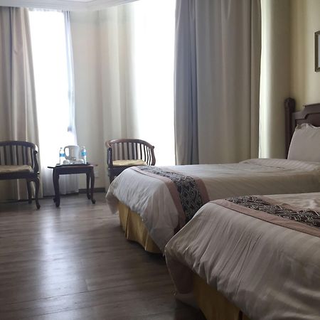 Regal Court Hotel Кучинг Экстерьер фото