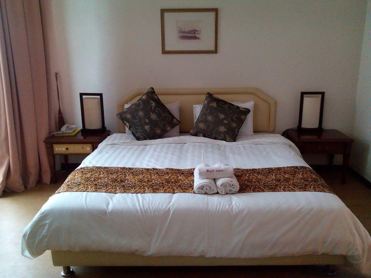 Regal Court Hotel Кучинг Экстерьер фото