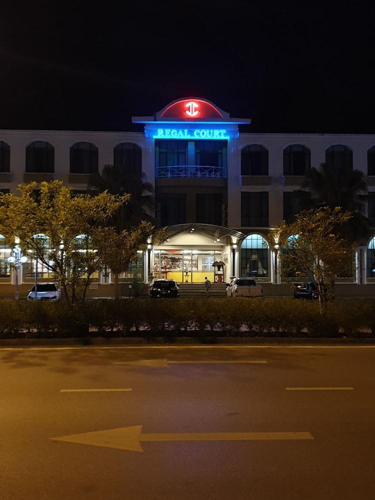Regal Court Hotel Кучинг Экстерьер фото