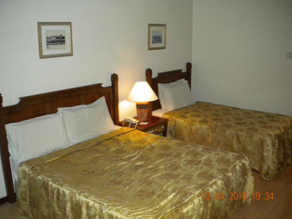 Regal Court Hotel Кучинг Номер фото