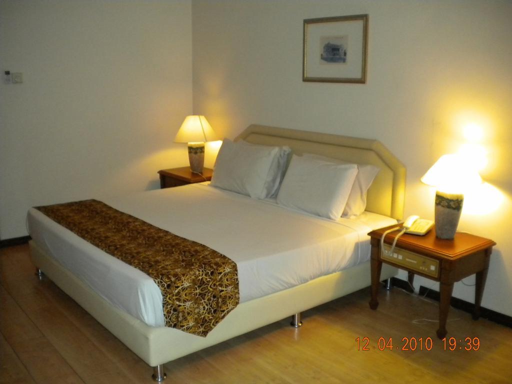 Regal Court Hotel Кучинг Номер фото