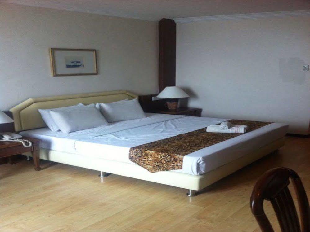 Regal Court Hotel Кучинг Экстерьер фото