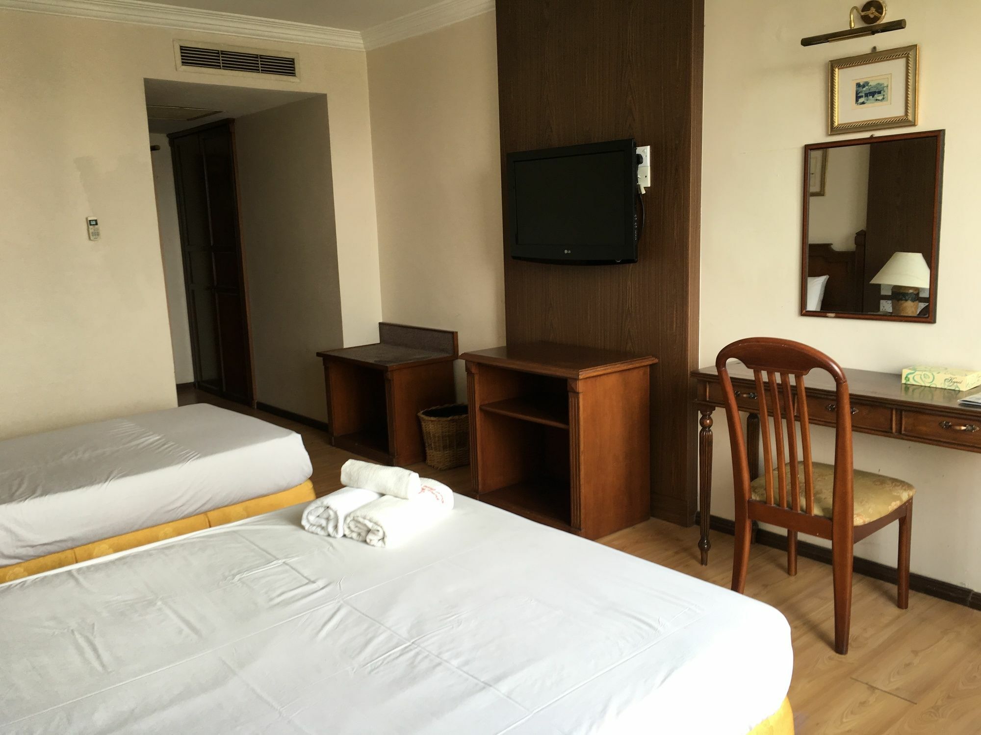 Regal Court Hotel Кучинг Экстерьер фото