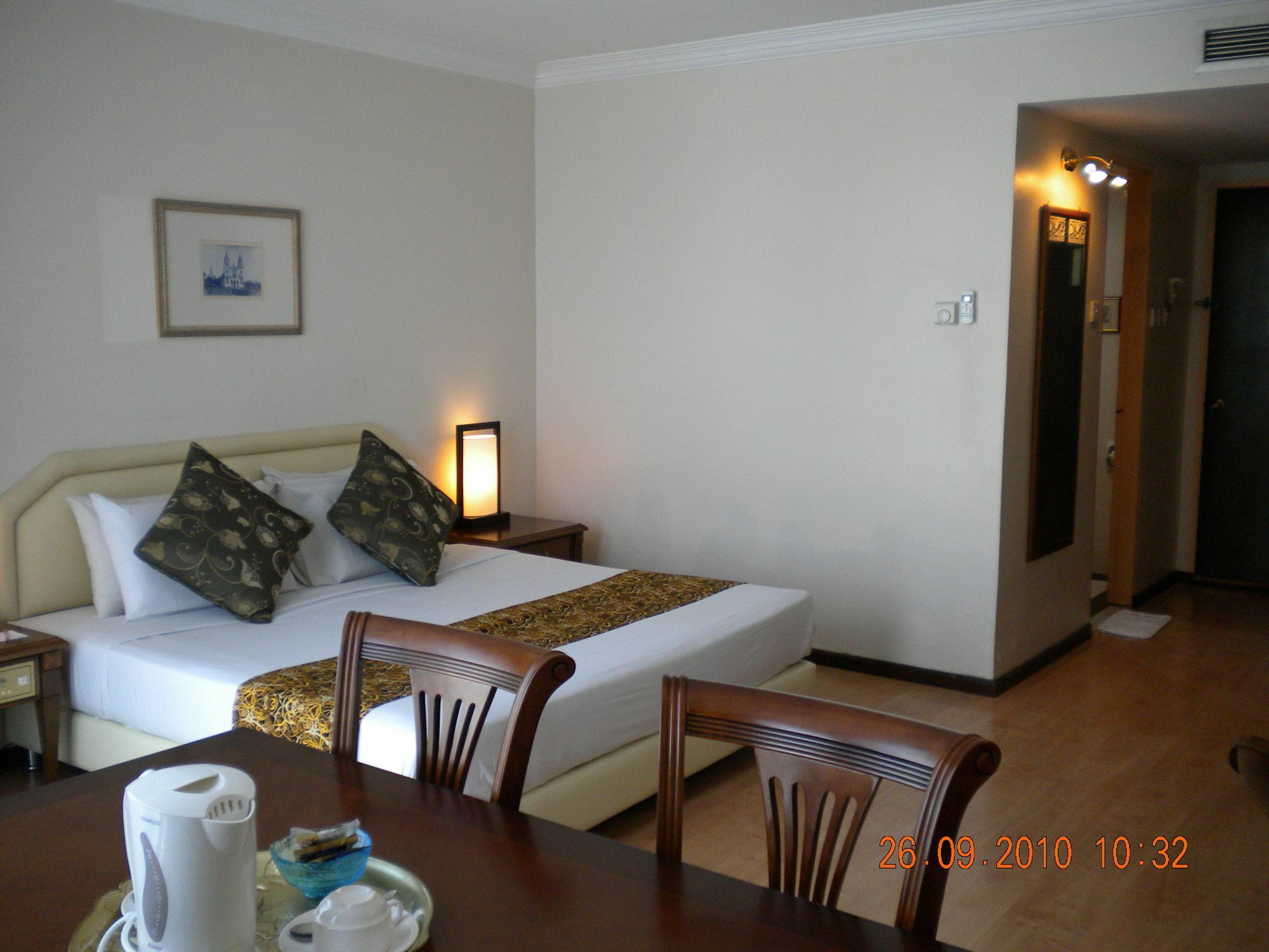 Regal Court Hotel Кучинг Экстерьер фото